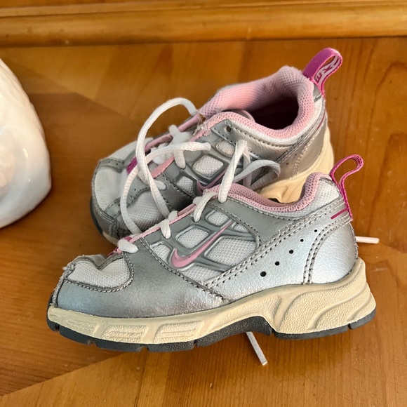 Nike Girls Silver and Pink Sneakers US Sz 5cw - Picture 1 of 7